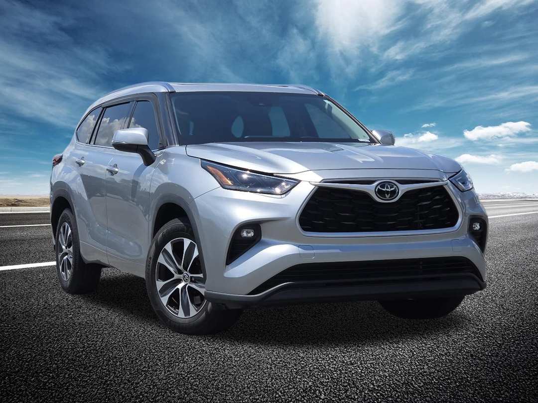 2021 Toyota Highlander XLE - Image 2