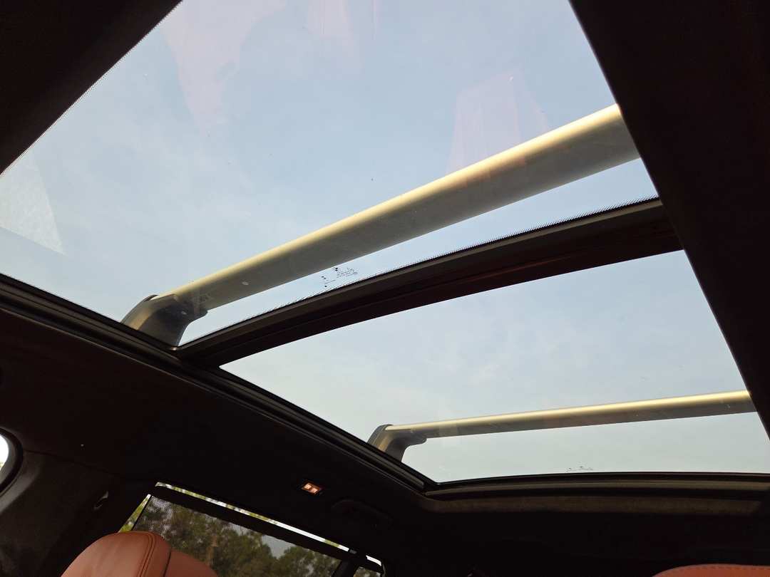 2025 BMW X7 - Image 3